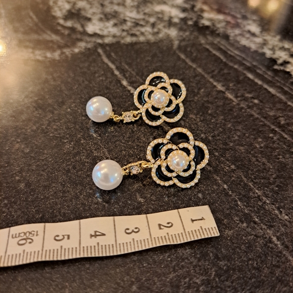 Black flower with pearl like dangling earrings - Picture 4 of 6